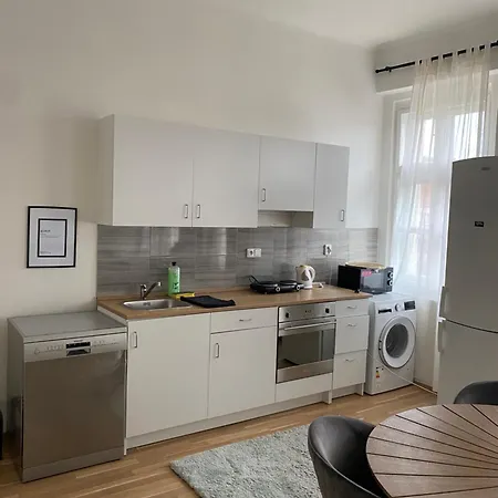 Roomy Close To Palmovka Apartment Prague