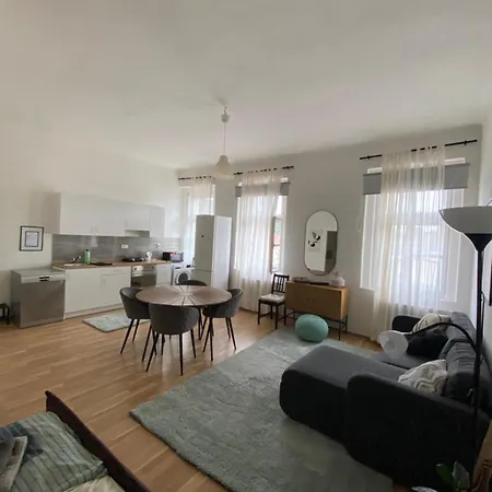 Roomy Close To Palmovka Praag