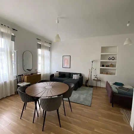 Roomy Close To Palmovka شقة