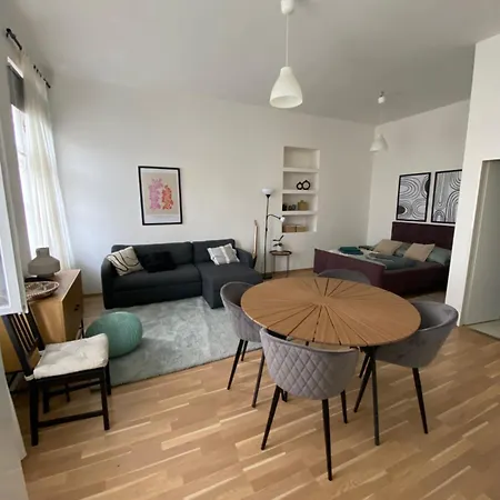 شقة Roomy Close To Palmovka براغ